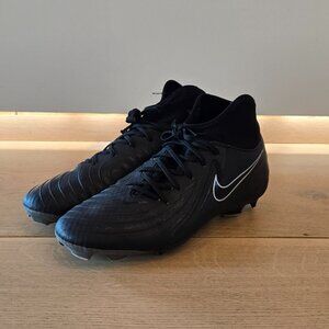 Nike Phantom Luna cleats